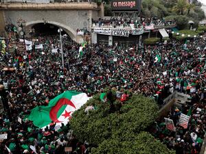 ارشيف/ من التظاهرات في الجزائر ضد نظام بوتفليقة ارشيف/ من التظاهرات في الجزائر ضد نظام بوتفليقة