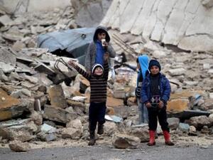أطفال يلهون بالقرب من مبنى مدمر بريف حلب الشمالي
