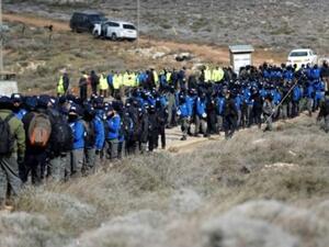 عناصر من قوات الامن الاسرائيلية عند بؤرة عمونا الاستيطانية العشوائية في الضفة الغربية المحتلة

