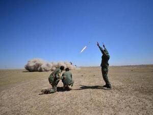 جنود عراقيون يطلقون صاروخا على أهداف للدولة الاسلامية في الموصل

