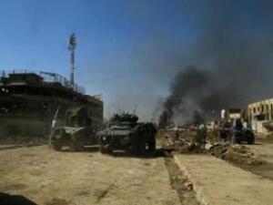 دخان يتصاعد اثر اشتباكات بين قوات عراقية ومقاتلين تابعين لتنظيم الدولة الاسلامية في الموصل يوم الاثنين

