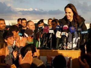 انجيلينا جولي المبعوثة الخاصة للامم المتحدة خلال زيارته مخيم الزعتري للاجئين السوريين في الأردن
