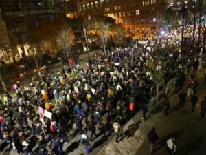 الالاف يتظاهرون في انحاء الولايات المتحدة احتجاجا على فوز ترامب

