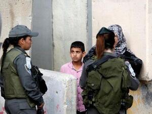 جنديتان إسرائيليتان في نقطة تفتيش عند المسجد الأقصى


