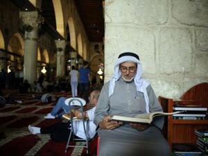 مصلون فلسطينيون داخل المسجد الأقصى بالحرم الشريف في القدس
