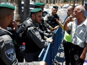 شرطيون اسرائيليون خارج بوابة دمشق المؤدية الى القدس القديمة في اطار الاجراءات بعد اغلاق المسجد الاقصى
