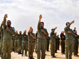 عناصر من "قوى الامن الداخلي الرقة" يتدربون في باحة مدرسة في عين عيسى (50 كلم شمال الرقة) تحت اشراف التحالف الدولي بقيادة الولايات المتحدة
