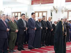 الأسد يؤدي صلاة عيد الفطر في مدينة طرطوس 