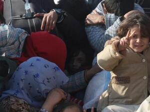 بعض ممن فروا مناطق القتال متكدسون في شاحنة بضاحية الأسد غرب حلب
