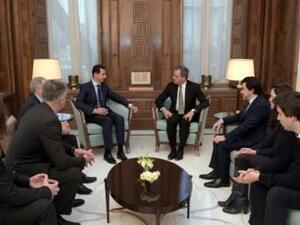 بشار الاسد (وسط-يسار) مستقبلا النائب الفرنسي تييري مارياني (وسط-يمين) على رأس وفد نيابي في دمشق
