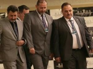 العميد احمد بري ممثل المعارضة في محادثات استانا لحل الازمة السورية مع اعضاء اخرين في وفد المعارضة خلال محادثات آستانا

