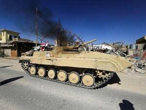 دخان يتصاعد خلال اشتباكات بين الجيش العراقي وقوات الحشد الشعبي ضد مقاتلي تنظيم الدولة الاسلامية في تلعفر بالعراق
