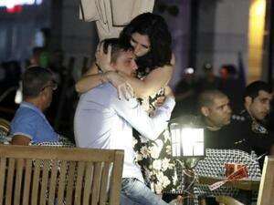 اسرائيليان يواسيان بعضهما البعض اثر هجوم مسلح في مركز تجاري أودى بحياة أربعة اشخاص في مدينة تل ابيب
