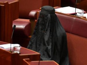 نائبة استرالية معادية للمسلمين ترتدي البرقع في البرلمان!