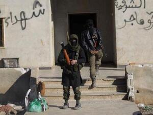 مقاتلون من المعارضة السورية قرب بلدة الباب
