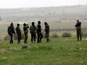 مقاتلون من المعارضة السورية شرق مدينة الباب بسوريا 
