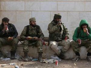 مقاتلو المعارضة السورية أثناء استراحة على مشارف بلدة الباب في شمال سوريا
