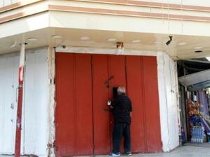 عراقي يشتري الكحول من متجر في بغداد

