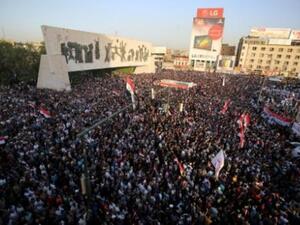انصار رجل الدين الشيعي مقتدى الصدر خلال التجمع في ساحة التحرير في بغداد
