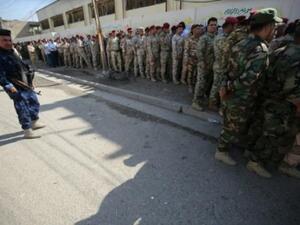 عناصر من قوات الامن العراقية ينتظرون للادلاء بصوتهم في العاصمة بغداد
