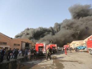 دخان يتصاعد من موقع لتخزين صناديق الاقتراع في بغداد يوم الاحد
