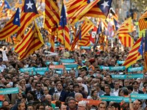 450 الفا يتظاهرون في برشلونة مطالبين بالاستقلال
