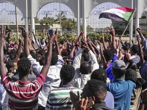 الحشد كان يتظاهر استجابة لدعوة وجهها نشطاء يحاولون تكثيف الضغط على البشير لدفعه للتنحي