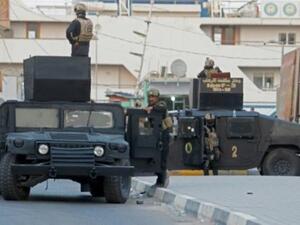 قوات عراقية من مكافحة الإرهاب في شارع في البصرة قرب فندق نزل فيه رئيس الوزراء حيدر العبادي لدى زيارته الى المدينة

