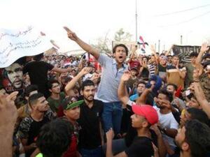 محتجون خلال مظاهرة في البصرة يوم الجمعة
