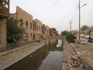 نفايات ملقاة في نهر بالقرب من بيوت أثرية على الطراز العثماني في البصرة

