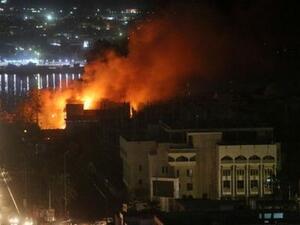 دخان يتصاعد من مبنى دار ضيافة في البصرة يوم الخميس
