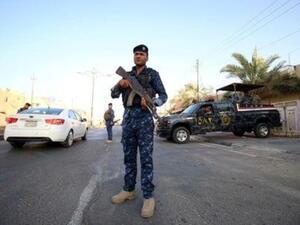 جندي من قوات الأمن العراقية بالقرب من مبنى محافظة البصرة

