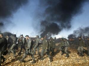 الشرطة الاسرائيلية خلال محاولتها اجلاء مستوطنين في مستوطنة عشوائية جنوب بيت لحم في الضفة الغربية المحتلة

