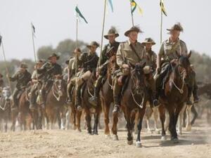 عناصر من جمعية خيالة استرالية يقومون بعرض بمناسبة مرور مئة عام على معركة بئر السبع

