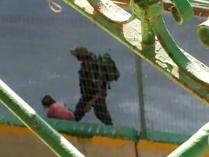 جندي اسرائيلي يسلب طفلة فلسطينية دراجتها الهوائية