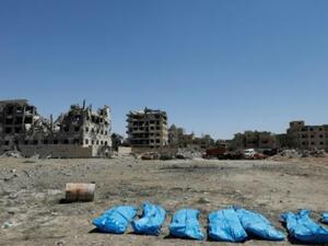 جثث تم العثور عليها في مقابر جماعية في مدينة الرقة في شمال سوريا المعقل السابق لتنظيم الدولة الاسلامية
