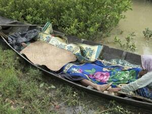 لاجئون من الروهينغا ينقلون جثث لاجئين غرقوا أثناء محاولة عبور نهر ناف من بورما الى بنغلادش

