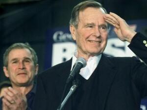 جورج بوش الاب خلال تجمع انتخابي لصالح ابنه في كانون الثاني/يناير 2000
