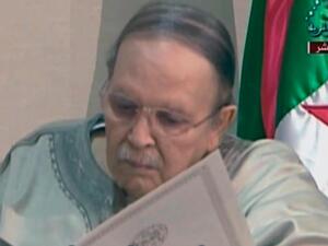 بوتفليقة خلال توقعيه كتاب استقالته من رئاسة الجمهورية
