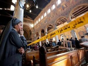 راهبة تبكي في موقع تفجير الكنيسة البطرسية في القاهرة
