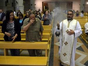 اقباط يصلون داخل احدى كنائس القاهرة
