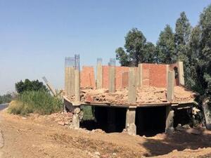 منزل تم هدمه على طريق زراعي يؤدي إلى القاهرة
