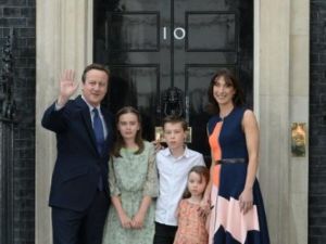 كاميرون مع عائلته امام مقر رئاسة الوزراء قبل توجهه الى قصر باكينغهام لتقديم استقالته للملكة
