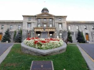 اغلاق ستين مدرسة وجامعة في كندا بعد "تهديد" امني