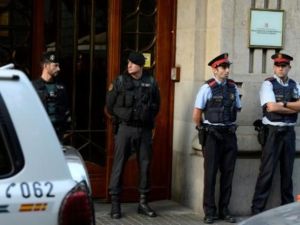 الحرس المدني الاسباني امام مبنى الشؤون الاقتصادية في حكومة كاتالونيا

