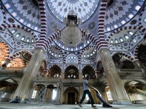 عامل تنظيفات في مسجد احمد قديروف في غروزني

