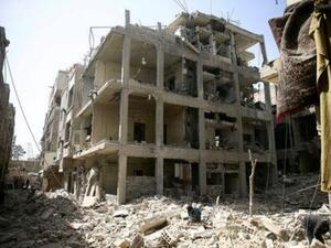 طفل وسط مبان مدمرة في دوما بالغوطة الشرقية
