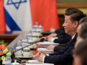 الرئيس الصيني شي جين بينغ خلال اجتماع مع رئيس الوزراء الاسرائيلي في بكين
