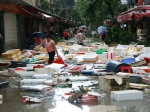 اعمال التنظيف في احد شوارع تشيامن بعد مرور الاعصار ميرانتي

