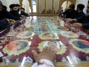 قساوسة يتفقدون نصبا لرفات اقباط ذبحوا في ليبيا داخل كنيسة في قرية العور بجنوب مصر يوم الثلاثاء.
